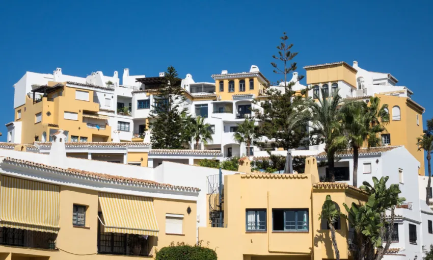 Jak urządzić wnętrza mieszkania w hiszpańskim stylu?